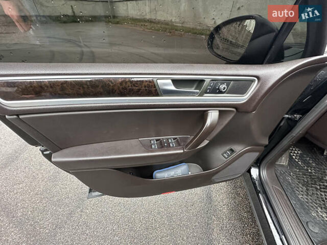 Чорний Фольксваген Туарег, об'ємом двигуна 3 л та пробігом 130 тис. км за 16900 $, фото 28 на Automoto.ua