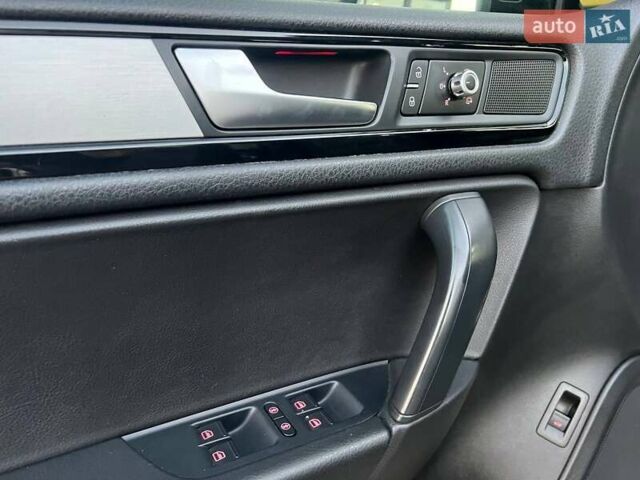 Черный Фольксваген Туарег, объемом двигателя 2.97 л и пробегом 298 тыс. км за 18900 $, фото 13 на Automoto.ua