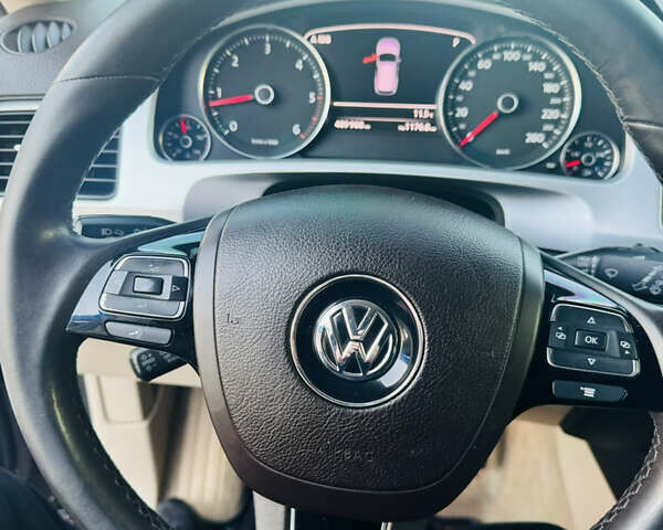 Черный Фольксваген Туарег, объемом двигателя 2.97 л и пробегом 400 тыс. км за 16000 $, фото 12 на Automoto.ua