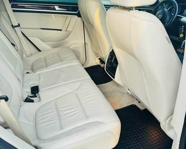 Черный Фольксваген Туарег, объемом двигателя 2.97 л и пробегом 400 тыс. км за 16000 $, фото 7 на Automoto.ua