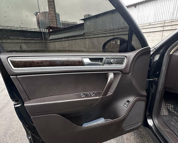 Чорний Фольксваген Туарег, об'ємом двигуна 3 л та пробігом 130 тис. км за 16900 $, фото 27 на Automoto.ua