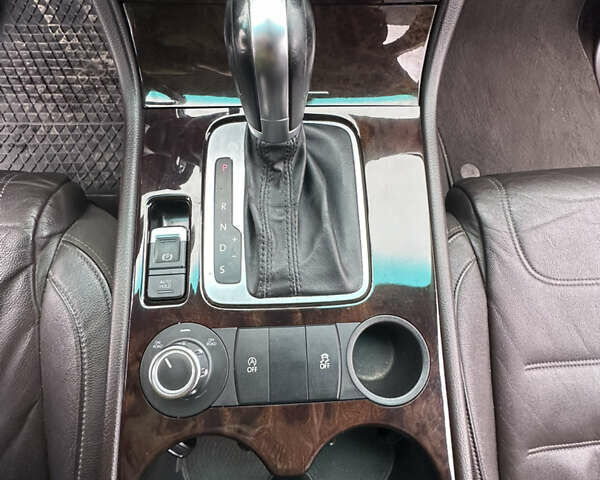 Чорний Фольксваген Туарег, об'ємом двигуна 3 л та пробігом 130 тис. км за 16900 $, фото 35 на Automoto.ua