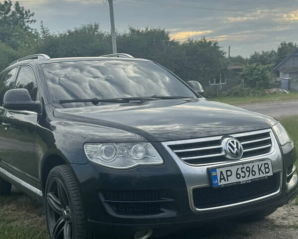 Черный Фольксваген Туарег, объемом двигателя 3 л и пробегом 255 тыс. км за 14500 $, фото 1 на Automoto.ua