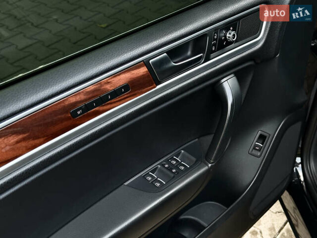 Чорний Фольксваген Туарег, об'ємом двигуна 2.97 л та пробігом 355 тис. км за 17500 $, фото 7 на Automoto.ua