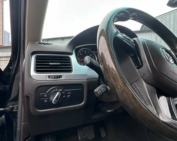 Чорний Фольксваген Туарег, об'ємом двигуна 3 л та пробігом 130 тис. км за 16900 $, фото 29 на Automoto.ua