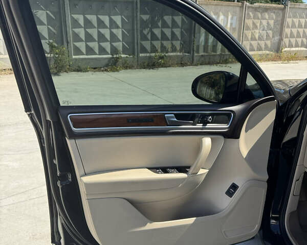 Черный Фольксваген Туарег, объемом двигателя 3 л и пробегом 170 тыс. км за 14999 $, фото 8 на Automoto.ua