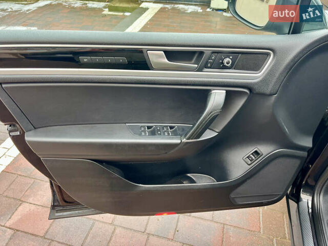 Черный Фольксваген Туарег, объемом двигателя 2.97 л и пробегом 257 тыс. км за 15800 $, фото 25 на Automoto.ua