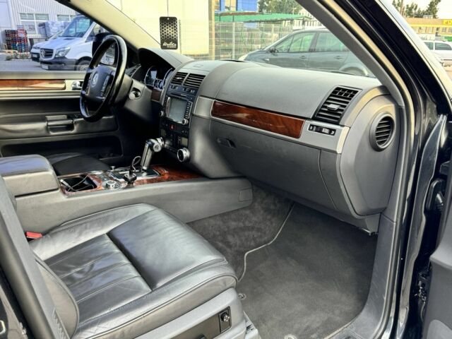 Чорний Фольксваген Туарег, об'ємом двигуна 3 л та пробігом 232 тис. км за 13500 $, фото 2 на Automoto.ua