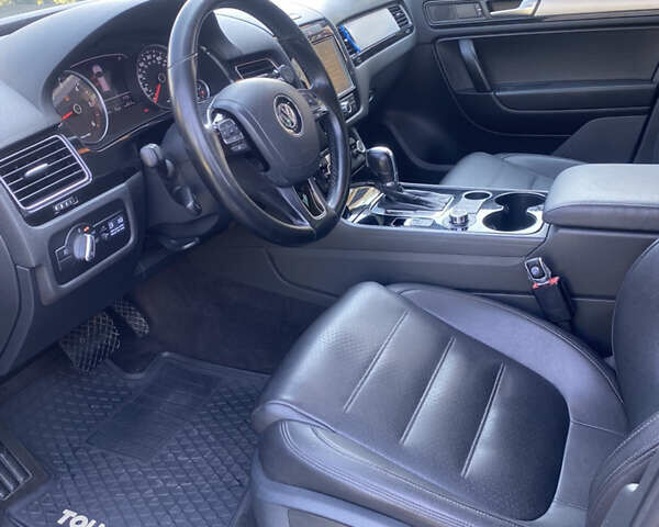 Черный Фольксваген Туарег, объемом двигателя 2.97 л и пробегом 315 тыс. км за 17800 $, фото 4 на Automoto.ua