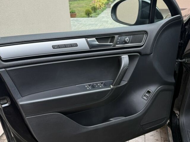 Черный Фольксваген Туарег, объемом двигателя 3 л и пробегом 235 тыс. км за 16700 $, фото 16 на Automoto.ua