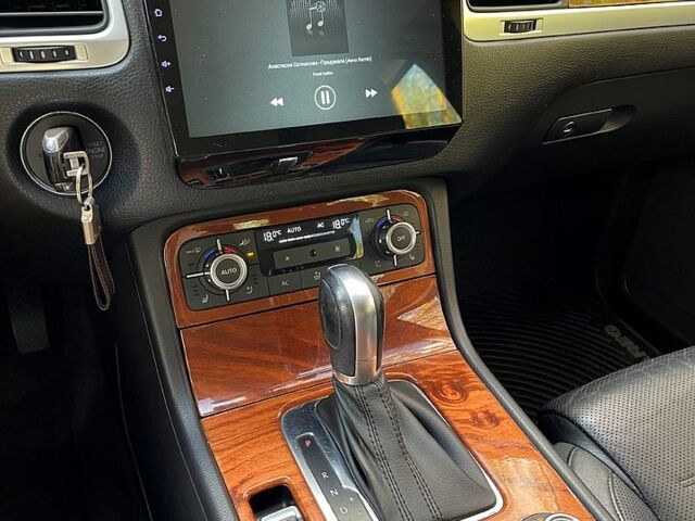 Чорний Фольксваген Туарег, об'ємом двигуна 3 л та пробігом 283 тис. км за 17999 $, фото 4 на Automoto.ua