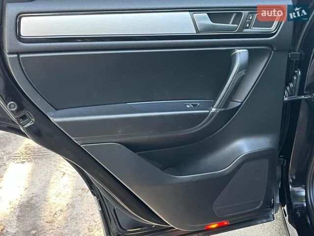 Чорний Фольксваген Туарег, об'ємом двигуна 4.2 л та пробігом 255 тис. км за 28440 $, фото 31 на Automoto.ua