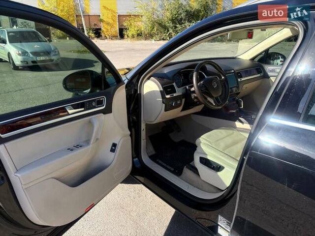 Черный Фольксваген Туарег, объемом двигателя 2.97 л и пробегом 267 тыс. км за 16000 $, фото 4 на Automoto.ua