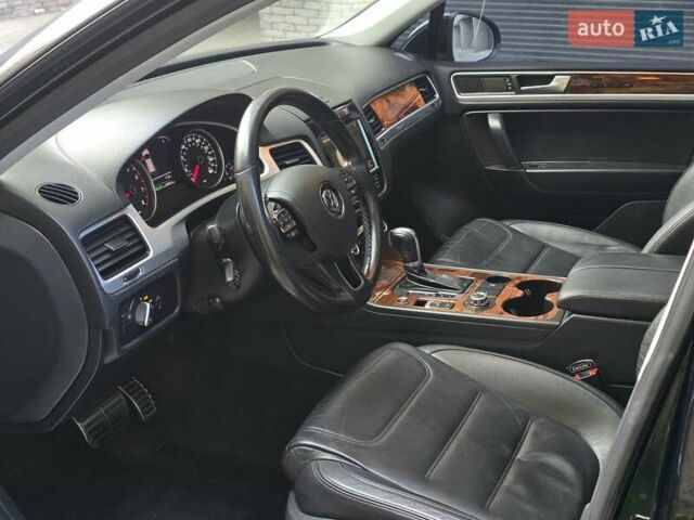 Чорний Фольксваген Туарег, об'ємом двигуна 3 л та пробігом 180 тис. км за 15499 $, фото 26 на Automoto.ua