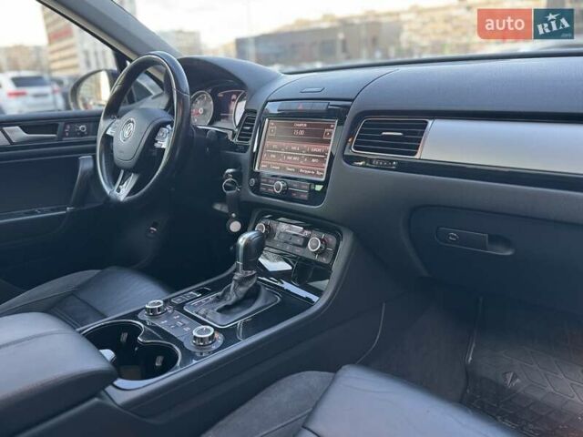 Чорний Фольксваген Туарег, об'ємом двигуна 3 л та пробігом 236 тис. км за 20750 $, фото 19 на Automoto.ua