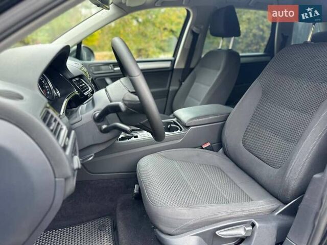 Чорний Фольксваген Туарег, об'ємом двигуна 3 л та пробігом 210 тис. км за 16500 $, фото 14 на Automoto.ua