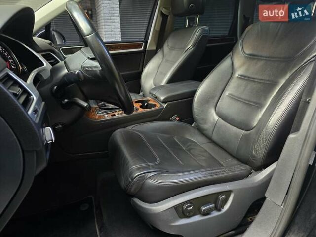 Чорний Фольксваген Туарег, об'ємом двигуна 3 л та пробігом 180 тис. км за 15499 $, фото 28 на Automoto.ua