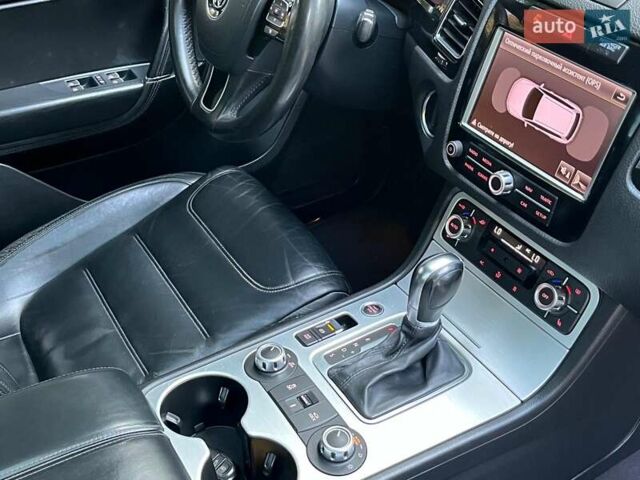 Чорний Фольксваген Туарег, об'ємом двигуна 4.2 л та пробігом 255 тис. км за 28440 $, фото 25 на Automoto.ua