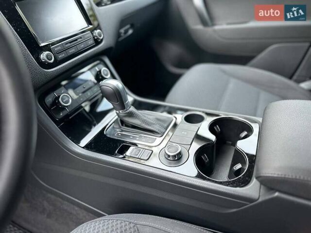 Чорний Фольксваген Туарег, об'ємом двигуна 3 л та пробігом 210 тис. км за 16500 $, фото 11 на Automoto.ua