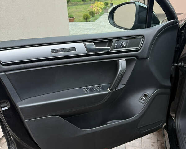 Черный Фольксваген Туарег, объемом двигателя 2.97 л и пробегом 236 тыс. км за 16700 $, фото 13 на Automoto.ua