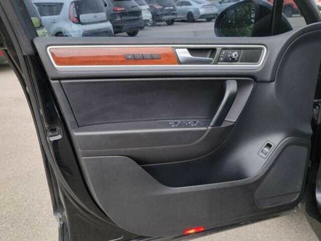 Черный Фольксваген Туарег, объемом двигателя 3 л и пробегом 236 тыс. км за 2700 $, фото 7 на Automoto.ua