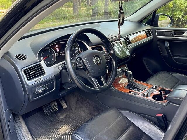 Чорний Фольксваген Туарег, об'ємом двигуна 3 л та пробігом 283 тис. км за 17999 $, фото 3 на Automoto.ua