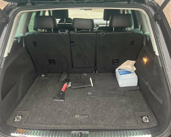 Черный Фольксваген Туарег, объемом двигателя 2.97 л и пробегом 350 тыс. км за 15799 $, фото 7 на Automoto.ua