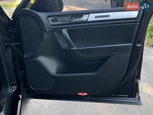 Чорний Фольксваген Туарег, об'ємом двигуна 4.2 л та пробігом 255 тис. км за 28440 $, фото 20 на Automoto.ua