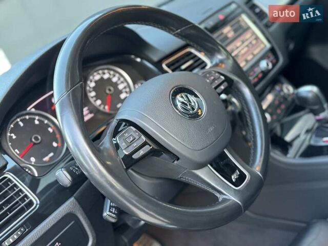 Чорний Фольксваген Туарег, об'ємом двигуна 3 л та пробігом 236 тис. км за 20750 $, фото 31 на Automoto.ua
