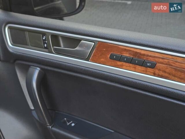 Чорний Фольксваген Туарег, об'ємом двигуна 3 л та пробігом 180 тис. км за 15499 $, фото 45 на Automoto.ua