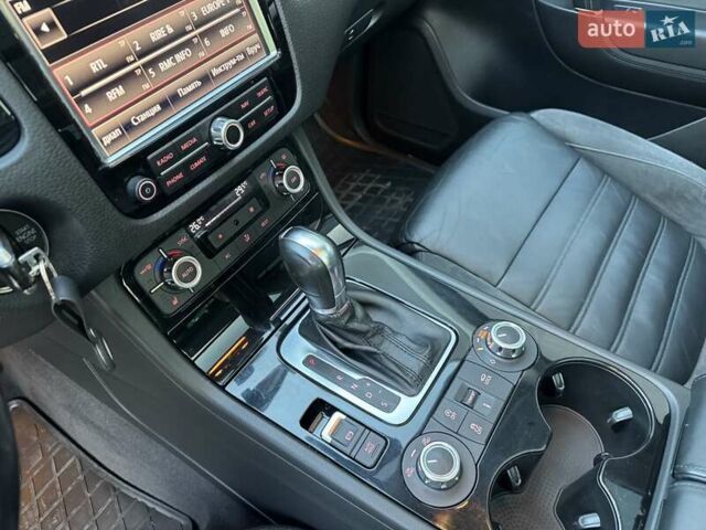 Чорний Фольксваген Туарег, об'ємом двигуна 3 л та пробігом 236 тис. км за 20750 $, фото 27 на Automoto.ua