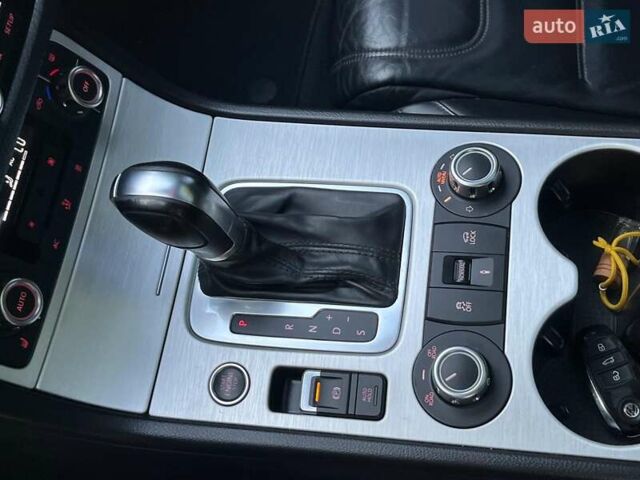 Чорний Фольксваген Туарег, об'ємом двигуна 4.2 л та пробігом 255 тис. км за 28440 $, фото 40 на Automoto.ua