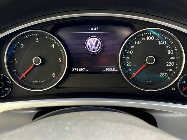 Чорний Фольксваген Туарег, об'ємом двигуна 3 л та пробігом 283 тис. км за 17999 $, фото 5 на Automoto.ua