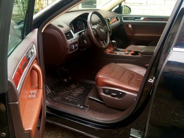 Чорний Фольксваген Туарег, об'ємом двигуна 3 л та пробігом 360 тис. км за 17300 $, фото 3 на Automoto.ua