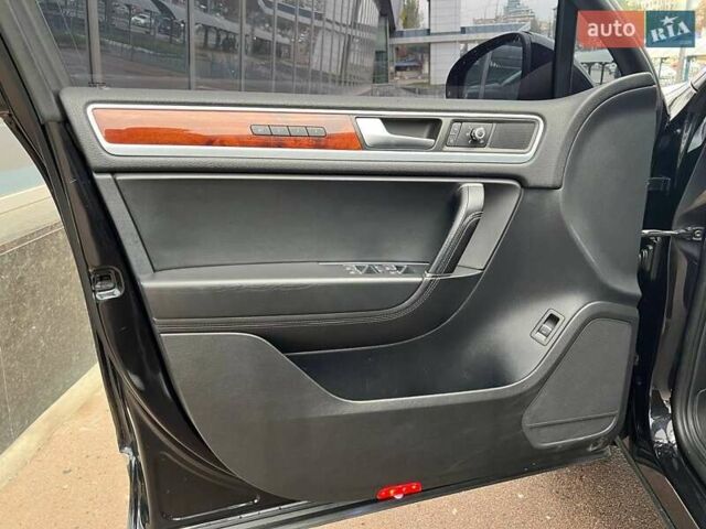 Чорний Фольксваген Туарег, об'ємом двигуна 3 л та пробігом 433 тис. км за 16700 $, фото 13 на Automoto.ua