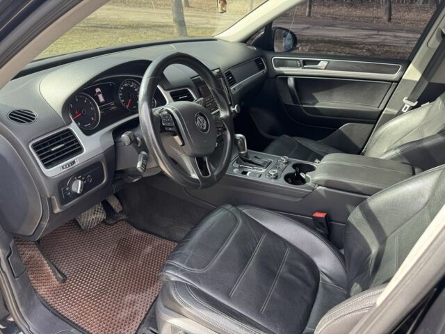 Чорний Фольксваген Туарег, об'ємом двигуна 3 л та пробігом 307 тис. км за 17000 $, фото 6 на Automoto.ua