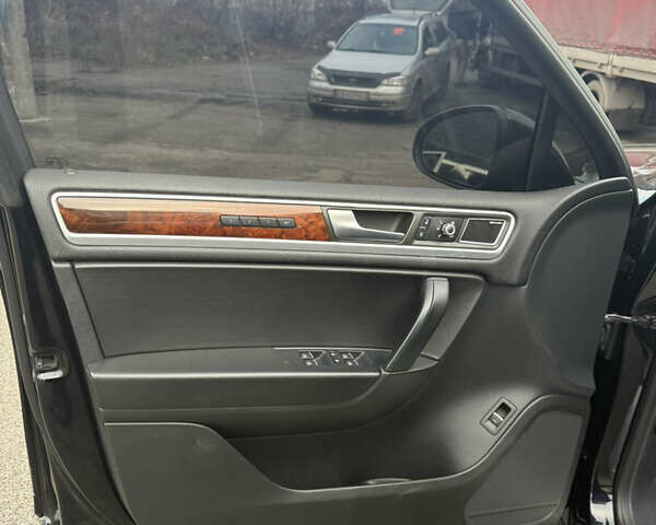 Чорний Фольксваген Туарег, об'ємом двигуна 2.97 л та пробігом 275 тис. км за 16800 $, фото 15 на Automoto.ua