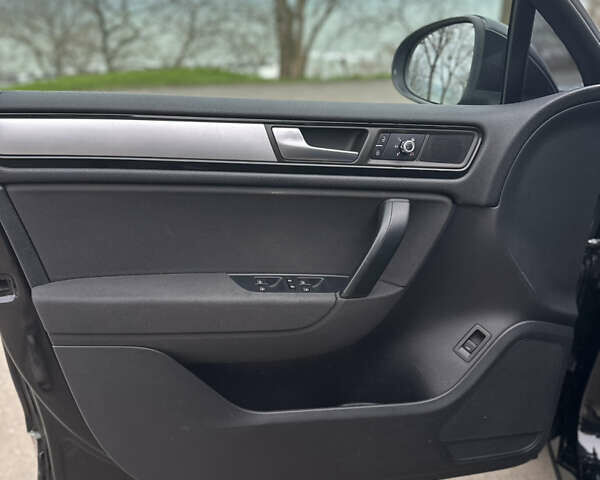 Черный Фольксваген Туарег, объемом двигателя 2.97 л и пробегом 220 тыс. км за 19500 $, фото 9 на Automoto.ua