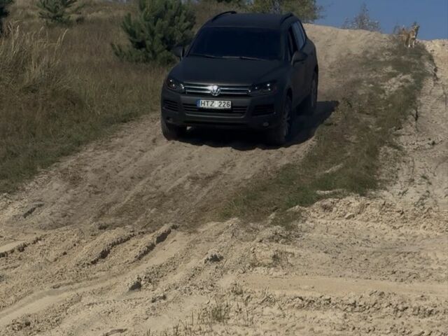 Чорний Фольксваген Туарег, об'ємом двигуна 3 л та пробігом 360 тис. км за 11562 $, фото 6 на Automoto.ua