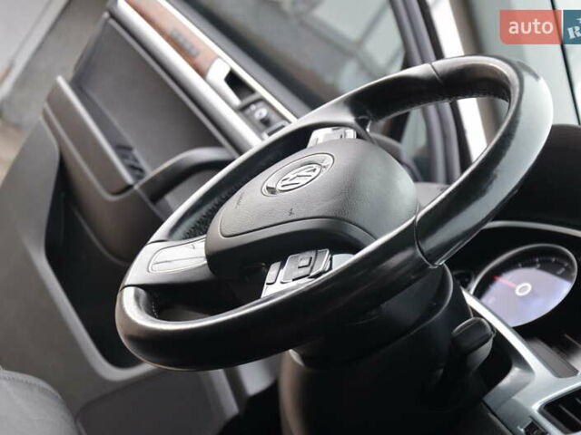 Черный Фольксваген Туарег, объемом двигателя 2.97 л и пробегом 267 тыс. км за 16450 $, фото 64 на Automoto.ua