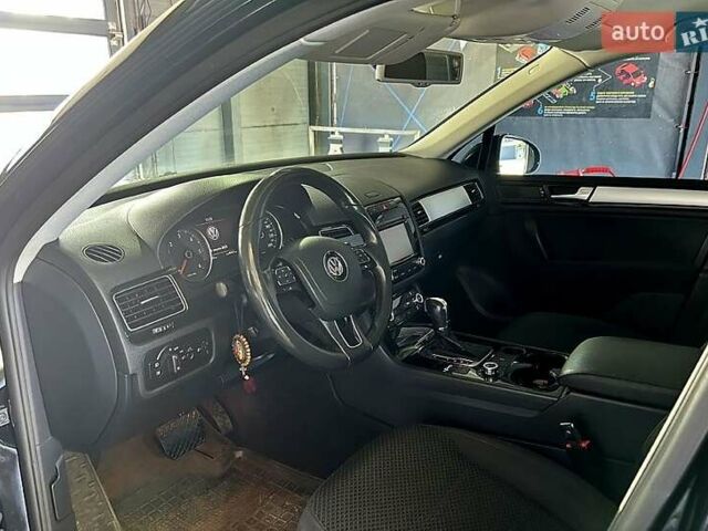 Чорний Фольксваген Туарег, об'ємом двигуна 3 л та пробігом 242 тис. км за 18750 $, фото 6 на Automoto.ua