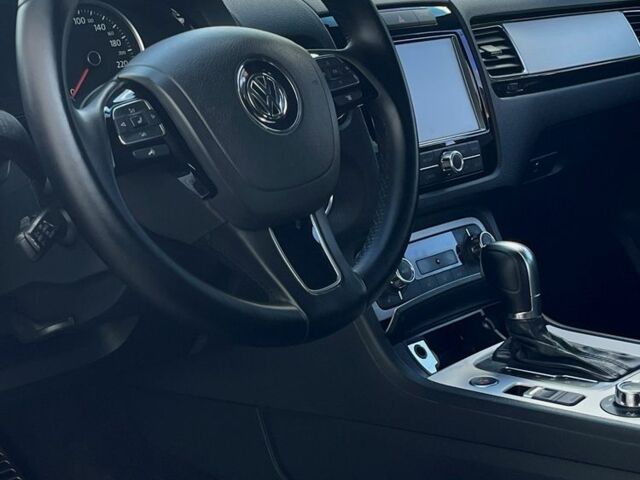 Чорний Фольксваген Туарег, об'ємом двигуна 3 л та пробігом 275 тис. км за 17900 $, фото 9 на Automoto.ua