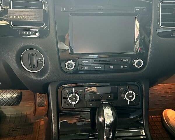 Чорний Фольксваген Туарег, об'ємом двигуна 3 л та пробігом 242 тис. км за 18750 $, фото 5 на Automoto.ua