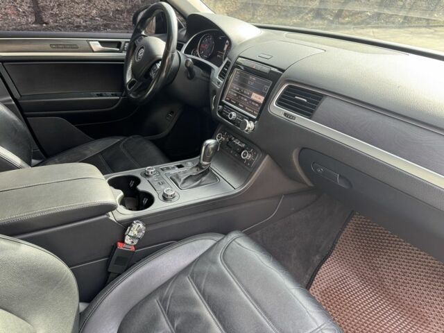 Чорний Фольксваген Туарег, об'ємом двигуна 3 л та пробігом 307 тис. км за 17000 $, фото 8 на Automoto.ua