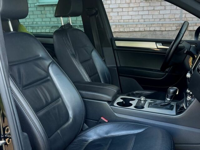 Чорний Фольксваген Туарег, об'ємом двигуна 3 л та пробігом 275 тис. км за 17900 $, фото 18 на Automoto.ua