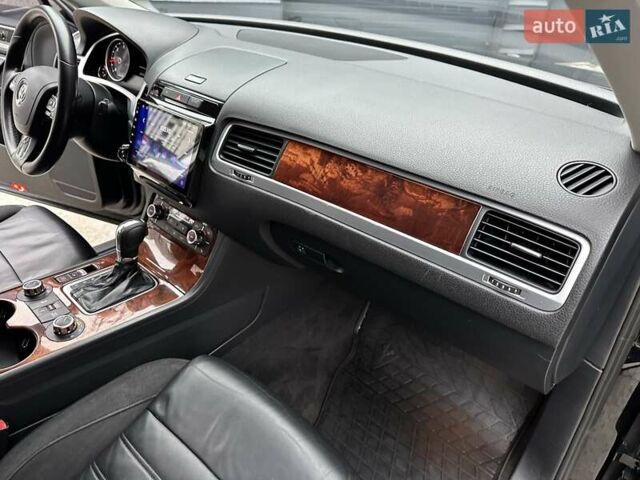 Черный Фольксваген Туарег, объемом двигателя 3 л и пробегом 225 тыс. км за 15650 $, фото 58 на Automoto.ua