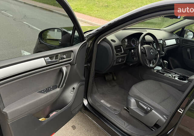 Чорний Фольксваген Туарег, об'ємом двигуна 2.97 л та пробігом 238 тис. км за 17300 $, фото 26 на Automoto.ua