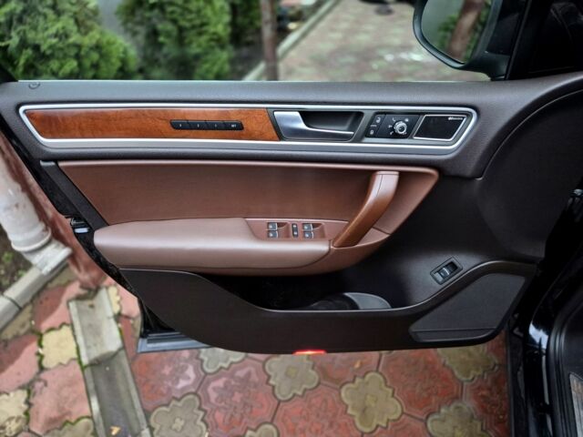 Черный Фольксваген Туарег, объемом двигателя 3 л и пробегом 250 тыс. км за 17300 $, фото 7 на Automoto.ua