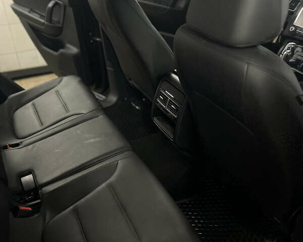 Чорний Фольксваген Туарег, об'ємом двигуна 2.97 л та пробігом 242 тис. км за 17000 $, фото 11 на Automoto.ua