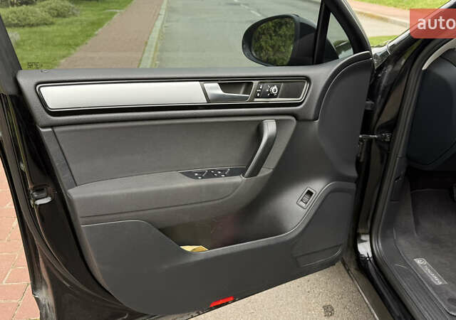 Чорний Фольксваген Туарег, об'ємом двигуна 2.97 л та пробігом 238 тис. км за 17300 $, фото 25 на Automoto.ua